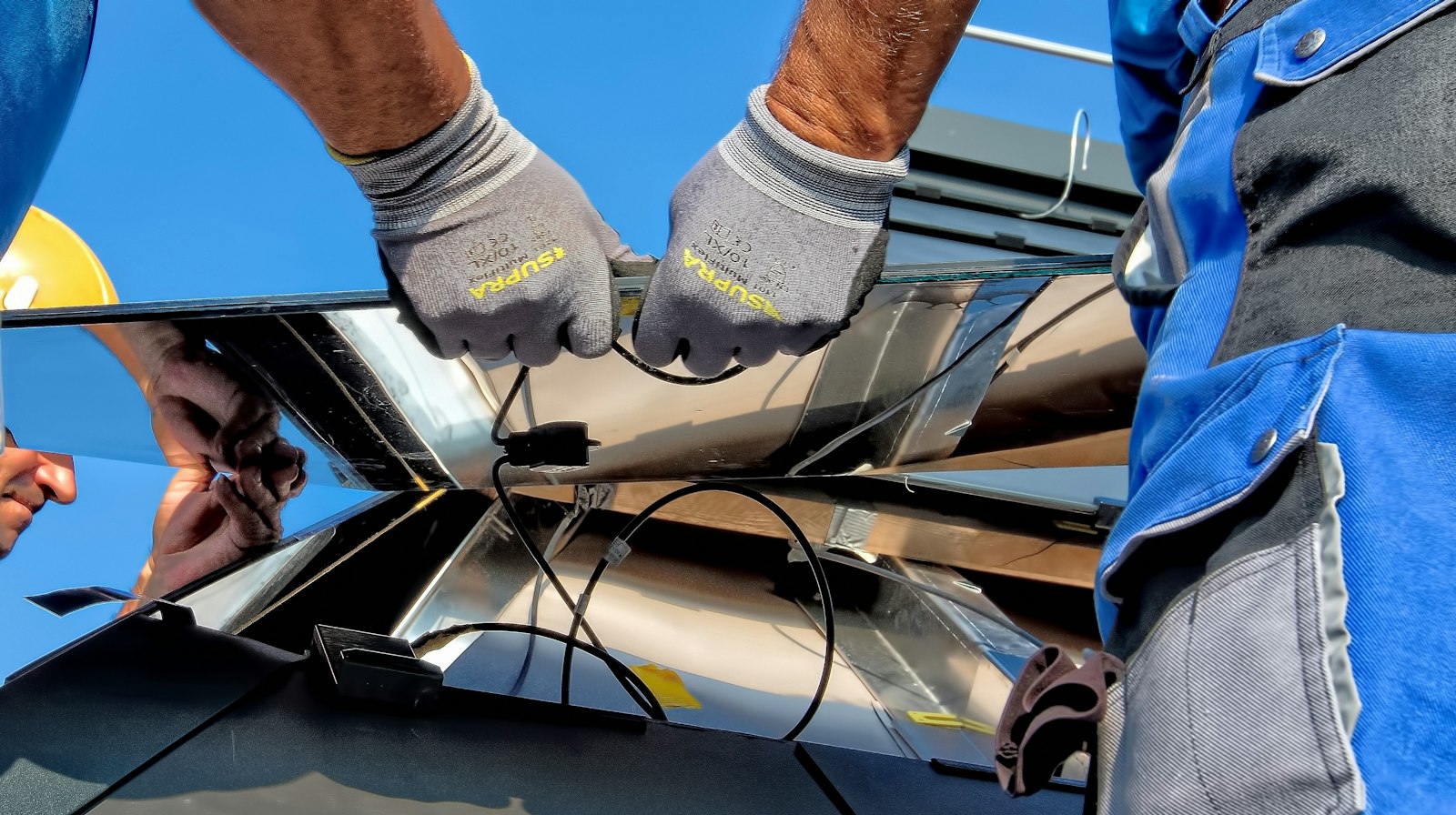 Sambungan kabel modul surya saat inspeksi teknis
